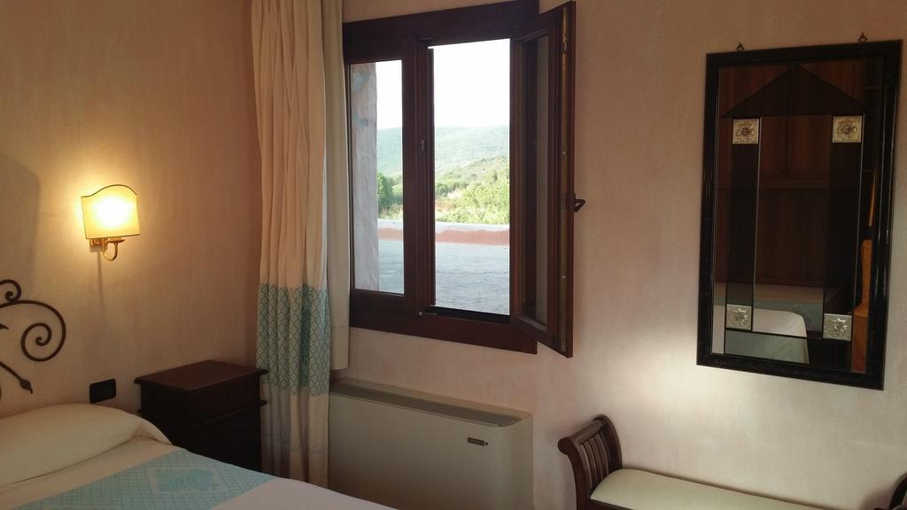 Hotel Ristorante La Tana Di Li Mazzoni Trinità dʼAgultu Δωμάτιο φωτογραφία