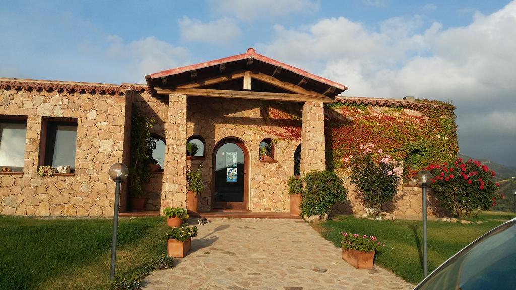 Hotel Ristorante La Tana Di Li Mazzoni Trinità dʼAgultu Εξωτερικό φωτογραφία