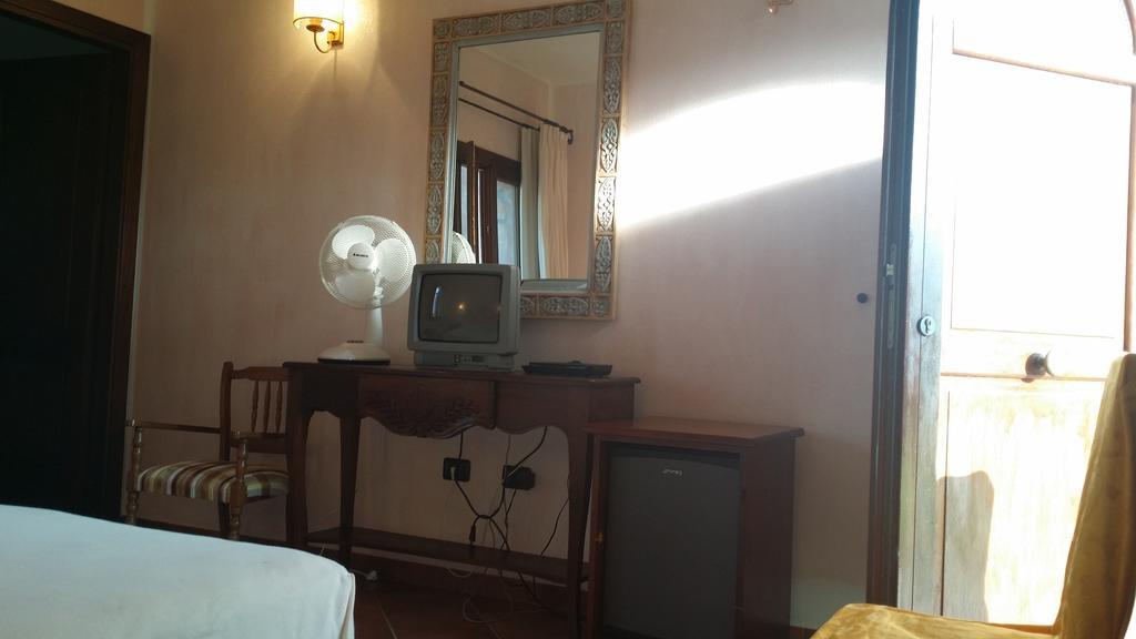 Hotel Ristorante La Tana Di Li Mazzoni Trinità dʼAgultu Εξωτερικό φωτογραφία