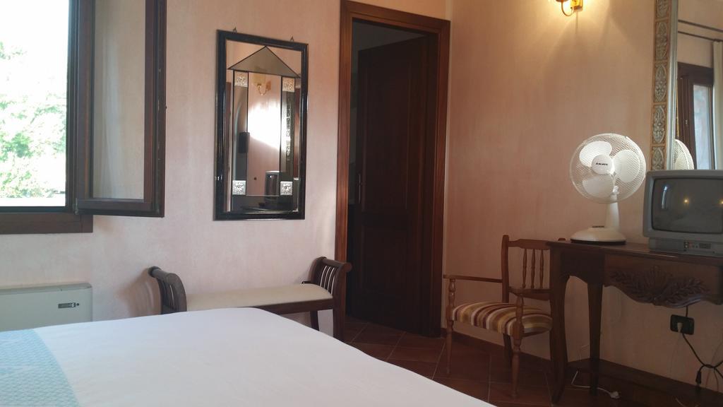 Hotel Ristorante La Tana Di Li Mazzoni Trinità dʼAgultu Εξωτερικό φωτογραφία